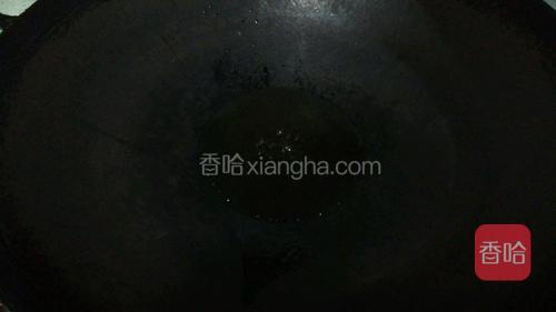 锅内倒菜油到八成熟