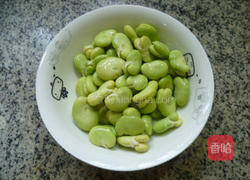 榨菜丝炒蚕豆的做法图解3