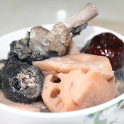 莲藕乌鸡汤的做法[图]