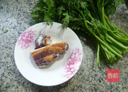 腊肉炒茼蒿的做法图解1