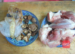 目鱼香菇排骨汤的做法图解1