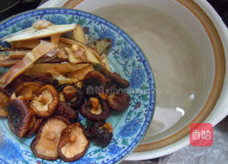目鱼香菇排骨汤的做法图解3