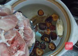 目鱼香菇排骨汤的做法图解4