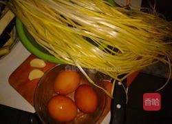 蒜黄鸡蛋的做法图解1