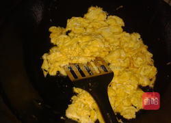 蒜黄鸡蛋的做法图解3