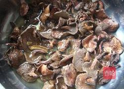 清炒红乳牛肝菌的做法图解1