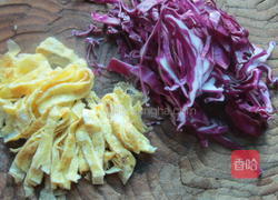 包菜丝煮面的做法图解2