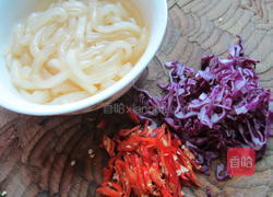 包菜丝拌粉的做法图解1