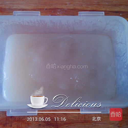 倒进容器里，磕几下，使其平整