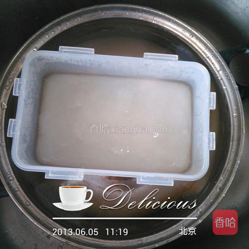 放进凉水冷却半小时后放进冰箱冷藏室3至5小时