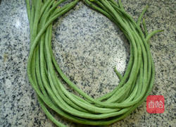 榨菜火腿肠炒带豆的做法图解1