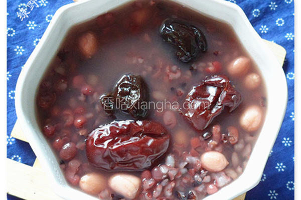 枣香黑米红豆粥