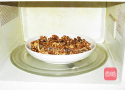 琥珀核桃仁的做法图解2