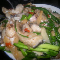 生鱼片炒蒜苗的做法[图]