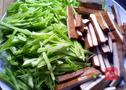 扁豆炒香干的做法图解2