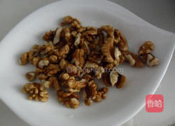 黑木耳炒核桃仁的做法图解2