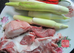 蒿笋炒肉的做法图解1