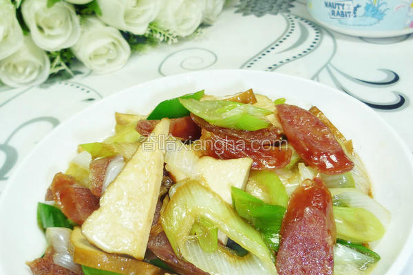 香干腊肠炒大葱