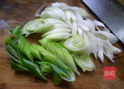 香干腊肠炒大葱的做法图解3