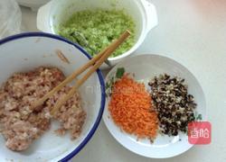 猪肉包菜饺的做法图解1