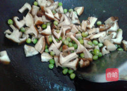香菇榨菜炒豌豆的做法图解3