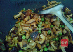 香菇榨菜炒豌豆的做法图解4