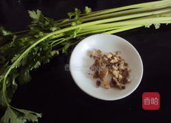 核桃仁拌香芹的做法图解1