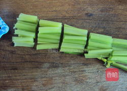 核桃仁拌香芹的做法图解2