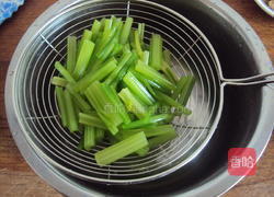 核桃仁拌香芹的做法图解5