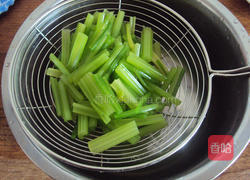 核桃仁拌香芹的做法图解6