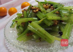 核桃仁拌香芹的做法图解8