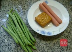 火腿肠香干炒梅豆的做法图解1
