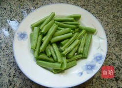 火腿肠香干炒梅豆的做法图解3