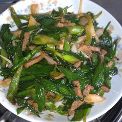 青蒜苗炒肉的做法[图]