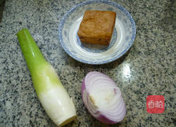 洋葱香干炒茭白的做法图解1