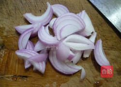 洋葱香干炒茭白的做法图解3