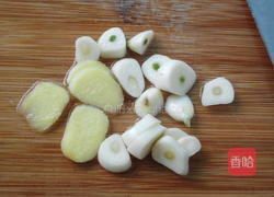 板栗鸡翅煲的做法图解3