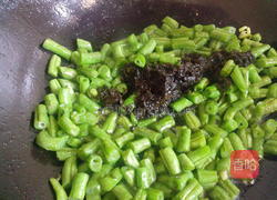 橄榄菜四季豆的做法图解7