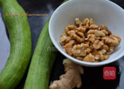 桃仁丝瓜的做法图解1