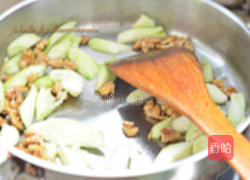 桃仁丝瓜的做法图解7