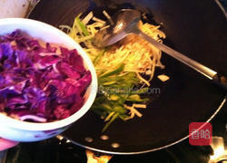 紫甘蓝青椒炒千张的做法图解4