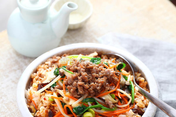 五彩蔬菜拌饭
