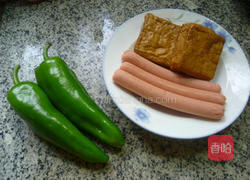 青椒火腿肠炒香干的做法图解1