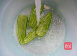 青椒火腿肠炒香干的做法图解2