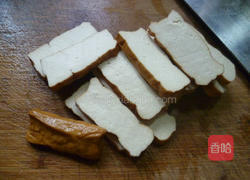 青椒火腿肠炒香干的做法图解4