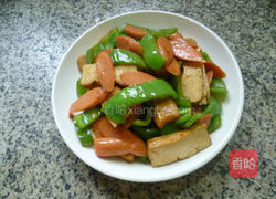 青椒火腿肠炒香干的做法图解12