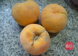 冰糖黄桃的做法图解1