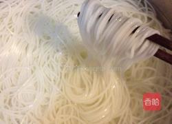 骨汤米粉的做法图解2