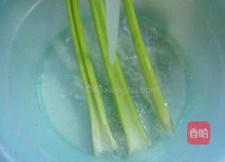 榨菜炒西芹的做法图解2