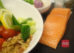 三文鱼田园色拉的做法图解1